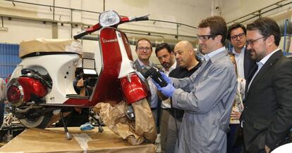 El líder del PP y candidato a presidente del Gobierno, Pablo Casado, pule la carcasa de una vespa durante la visita que realizó este lunes 15 de abril de 2019 al centro de formación técnico-profesional del metal de Las Palmas de Gran Canaria, Femepa.