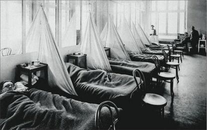 Soldados estadounidenses afectados por la gripe española de 1918 en un hospital de campaña del ejército de EE UU en Francia.