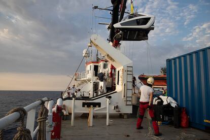 El submarino Nemo es extraído del mar por un grúa.