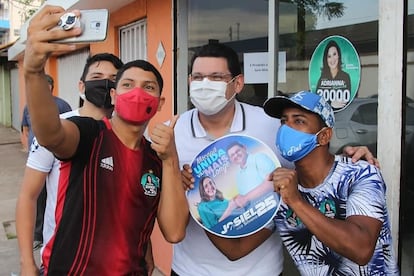 Josiel Alcolumbre (DEM) durante campanha em Macapá.