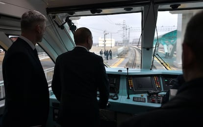 El presidente ruso, Vladimir Putin, viaja a bordo de un tren entre Rusia y Crimea, en la inauguración de la vía férrea.