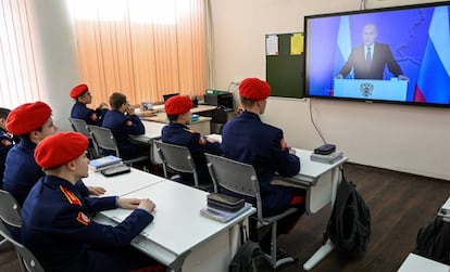 Cadetes del cuerpo de Cosacos ven el discurso de Putin en televisión, este miércoles en Rostov del Don.