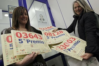 Las loteras de Doña Manolita con los numero premiados. En la administración de la calle del Carmen se han vendido tres quintos premios: 3.643, 8.128 y 33.003.