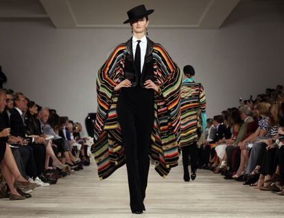 La influencia mexicana queda patente en la incorporación de ponchos en la colección primavera verano 2013 que ha presentado el diseñador estadounidense.
