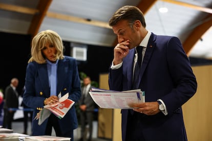 El presidente francés, Emmanuel Macron, y su esposa, Brigitte, antes de votar en un centro electoral de Le Touquet-Paris-Plage.