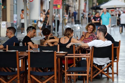 Un grupo de amigos, en una terraza de Barcelona.