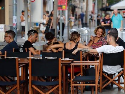 A group of friends at a sidewalk café in Barcelona.