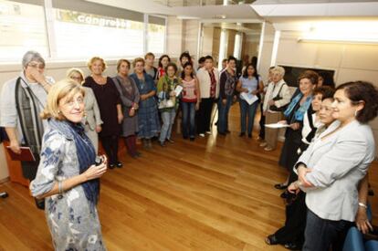 Marta Álvarez de Arcaya (a la izquierda), un en seminario para familiares y voluntarios celebrado en San Sebastián.