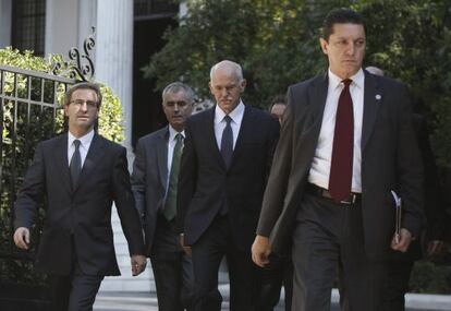 El primer ministro griego, Yorgos Papandreu, tras hablar hoy con el presidente del país.