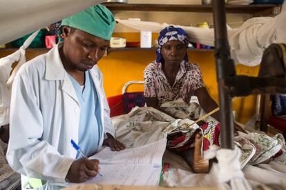 El cirujano Isaac Bahati Chuma y su equipo pasan consulta con un paciente en el campo de desplazados internos de Mweso, en la frontera entre los territorios de Masisi y Rutshuru, en la provincia de Kivu Norte (RDC).