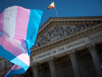 Una bandera del orgullo trans ondea ante el Congreso de los Diputados en junio.