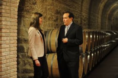 La estudiante Marta Vega recorre Bodegas Riojanas junto a su responsable, Santiago Frías.