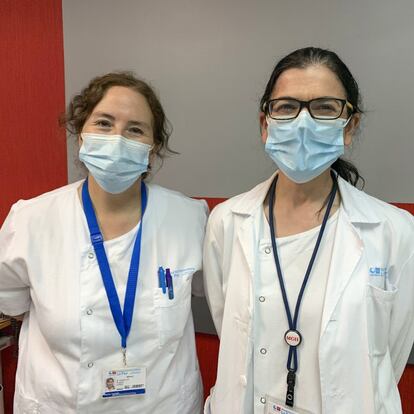 <b>Angélica Rivera (izquierda) y Rosario Torres (derecha), médicas de Urgencias del Hospital Universitario La Paz, Madrid. </b> Ambas están en la vanguardia de la lucha contra la Covid-19, en Madrid, epicentro de la epidemia en España. Paran un instante para grabar este mensaje y retratarse, pero se encuentra en pleno frenesí, batallando contra un enemigo desconocido e inexorable. Tratando de no ser superados por el crecimiento exponencial de pacientes infectados. A pesar de la dureza de la situación, las doctoras parecen no perder el ánimo, ni la sonrisa, que se intuye bajo la mascarilla. Todo ello a pesar de las jornadas maratonianas y lo delicado de su tarea. "Nuestra labor ahora es también humanizar la situación", explican. También "identificar lo más rápido posible a los pacientes más graves, a aquellos que necesitan con mayor rapidez nuestra ayuda".