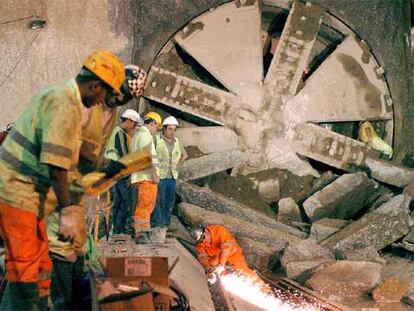 Trabajadores despejan el paso de la tuneladora de la línea 1 del metro.