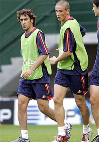 Fernando Torres (a la derecha), junto a Raúl en una sesión preparatoria.