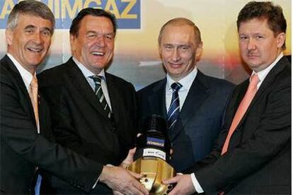 El ex canciller Schröder y el presidente Putin, junto a altos ejecutivos de las petroleras asociadas.