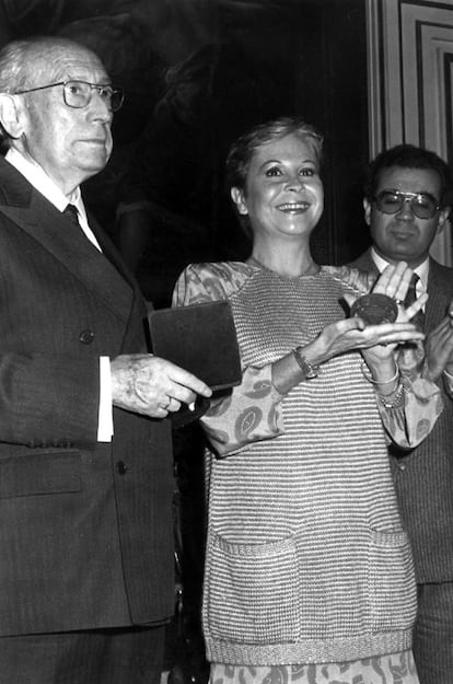 La actriz Lina Morgan, sonriente, junto al alcalde de Madrid, Enrique Tierno Galván.