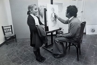 Francisco López dibuja al grafito a la niña Pilar Hernández Gil, hija de unos amigos, en 1974. Paso previo a la realización de una figura en barro, que serviría de modelo para el vaciado.