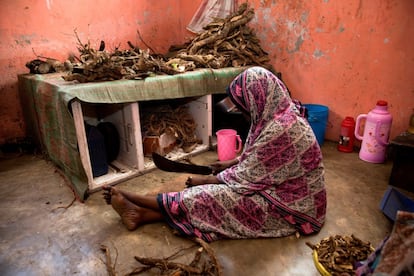 La aprendiz de sanadora Salama corta las raíces para distribuirlas a los pacientes en la clínica de Bi Mwanahija Mzee, en Zanzíbar, Tanzania, el 6 de enero de 2019.