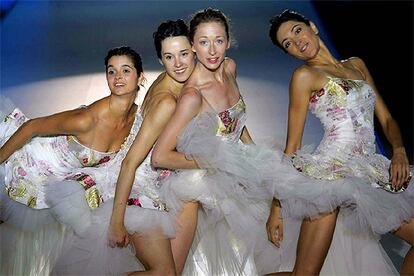 Desfile del diseñador Raimond Bundó, con la participación de bailarinas del Ballet Nacional, en la octava edición de Gaudí Novias, en Barcelona.