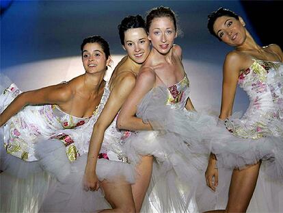 Desfile del diseñador Raimond Bundó, con la participación de bailarinas del Ballet Nacional, en la octava edición de Gaudí Novias, en Barcelona.