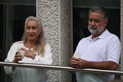 Carolina Castañeda y Francisco Javier Sánchez, padres de la desaparecida María Fernanda, asisten a un acto solidario frente a la embajada de México en Berlín.