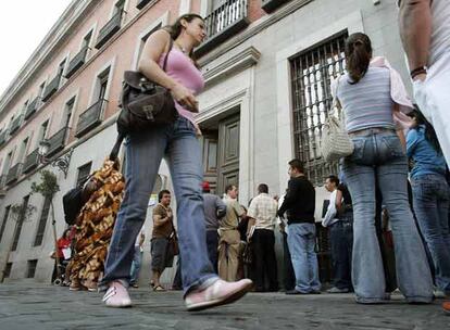 Fila de personas ante la oficina de extranjería de la calle del General Pardiñas, en Madrid.