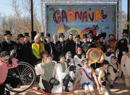 Actores y actrices con trajes del siglo XIX presentaron ayer el Carnaval en el Retiro.