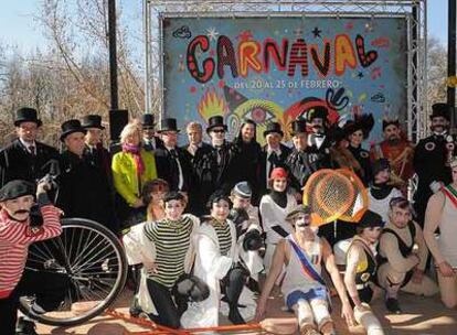 Actores y actrices con trajes del siglo XIX presentaron ayer el Carnaval en el Retiro.