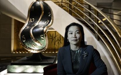 Rebecca Wei, presidenta de Christie's en Asia, con el reloj blando de Salvador Dalí que se vendió en Shanghái.