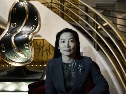 Rebecca Wei, presidenta de Christie's en Asia, con el reloj blando de Salvador Dalí que se vendió en Shanghái.