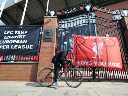 Pancartas en Anfield contra el proyecto de la Superliga