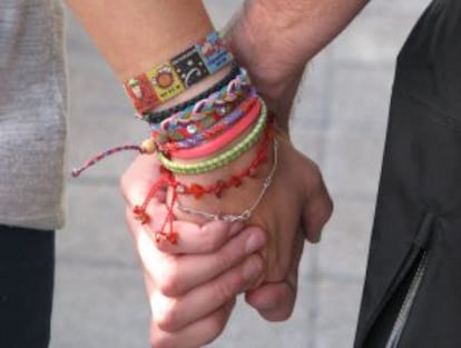 Una pareja pasea por un parque.