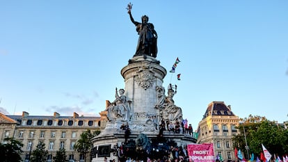 Manifestantes se reúnen en la Plaza de la República contra la victoria del partido de extrema derecha francés Rassemblement National en las elecciones europeas, en París, el 10 de junio de 2024.
