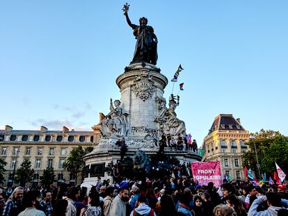 Manifestantes se reúnen en la Plaza de la República contra la victoria del partido de extrema derecha francés Rassemblement National en las elecciones europeas, en París, el 10 de junio de 2024.