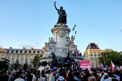 Manifestantes se reúnen en la Plaza de la República, en Francia