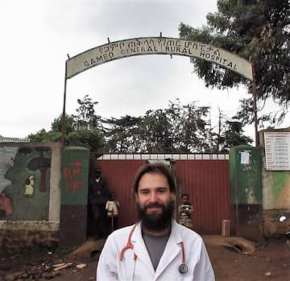 El pediatra Iñaki Alegría, en la entrada del hospital de Gambo, en Etiopía.