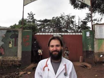 El pediatra Iñaki Alegría, en la entrada del hospital de Gambo, en Etiopía.