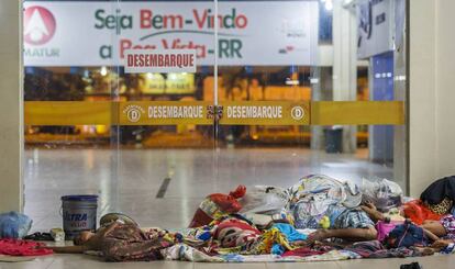 Imigrantes venezuelanos no chão da rodoviária de Boa Vista no início do ano passado.