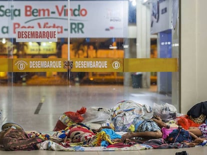 Imigrantes venezuelanos no chão da rodoviária de Boa Vista no início do ano passado.