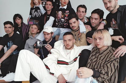 C. Tangana , de Gucci, prometió aparecer en la sesión de fotos con sus amigos. Y cumplió.