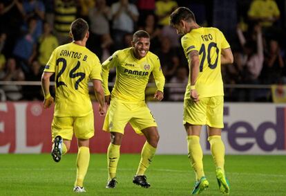 Jonathan Dos Santos (c) festeja su gol con Santos (i) y Alexandre Pato. 