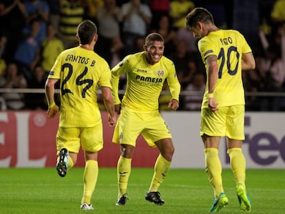 Jonathan Dos Santos (c) festeja su gol con Santos (i) y Alexandre Pato. 