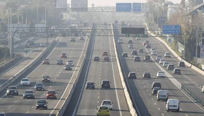 El Plan General de Carreteras 1984-1991 duplicó las calzadas en las autovías nacionales. En la imagen, la A-6 a la salida de Madrid.