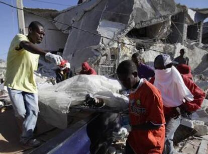 Rescate de un cadáver de entre los escombros de un edificio en la capital haitiana.