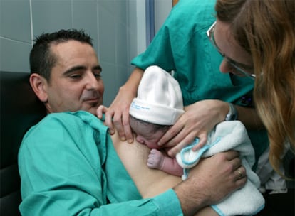 La niña ha nacido por cesárea. Mientras la madre se recupera, el padre la pone sobre su pecho. Succionar es un reflejo.