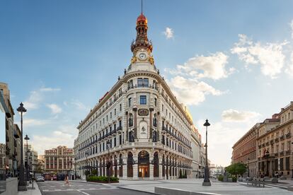 Exterior del Centro Canalejas Madrid, con el antiguo edificio del Banco Hispano Americano en primer plano.