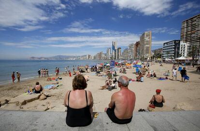 Turistas en la playa del Levante en Benidorm.