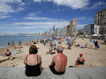 Turistas en la playa del Levante en Benidorm.