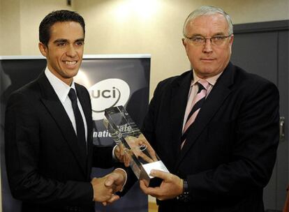 El ciclista de Astana recibe  el galardón que le acredita como mejor ciclista de 2009